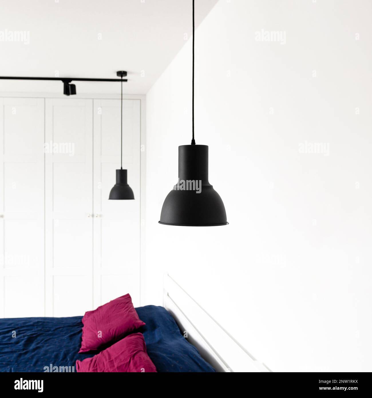 Modernes skandinavisches Designer-Schlafzimmer. Schwarze Lampe auf weißem  Hintergrund Stockfotografie - Alamy