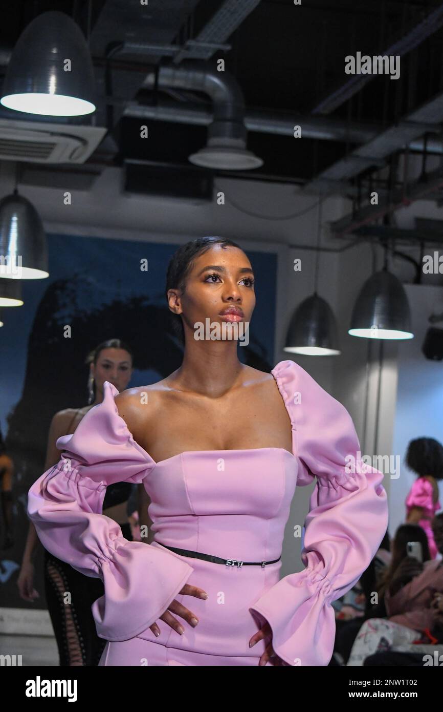 London, Großbritannien, 19. Februar 2023, LAN Fashion Show in Croydon mit dem Londoner Modedesigner Ettie. Ettie ist eine in Großbritannien ansässige Marke für handgefertigte Luxuskleidung, die von Juliette Stephenson gegründet wurde. Ettie ist auf feminine Partykleidung mit Popfarben und lustigen Stoffen spezialisiert. Andrew Lalchan Photography/Alamy Live News Stockfoto