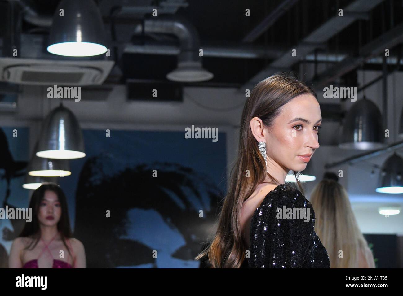 London, Großbritannien, 19. Februar 2023, LAN Fashion Show in Croydon mit dem Londoner Modedesigner Ettie. Ettie ist eine in Großbritannien ansässige Marke für handgefertigte Luxuskleidung, die von Juliette Stephenson gegründet wurde. Ettie ist auf feminine Partykleidung mit Popfarben und lustigen Stoffen spezialisiert. Andrew Lalchan Photography/Alamy Live News Stockfoto