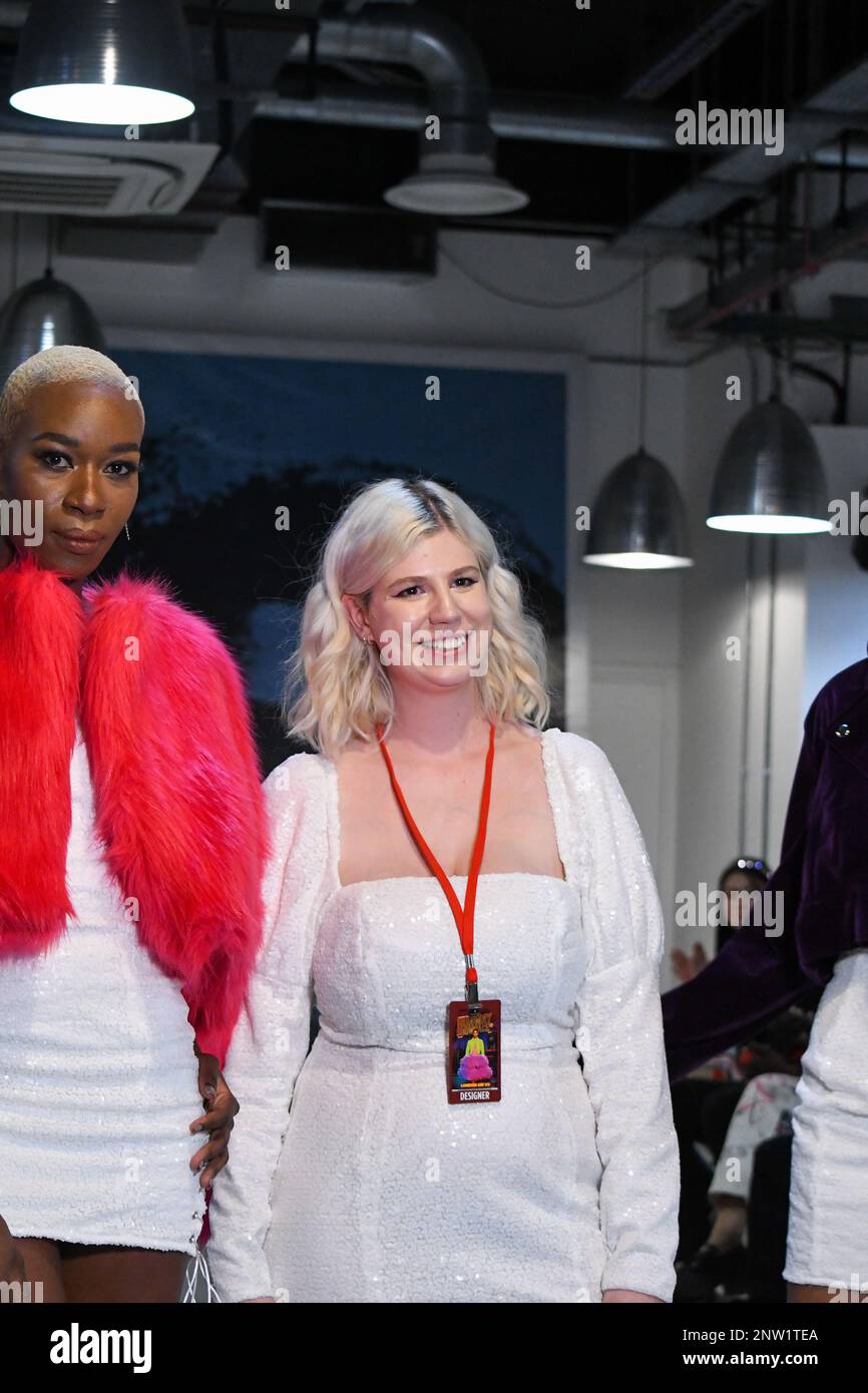 London, Großbritannien, 19. Februar 2023, LAN Fashion Show in Croydon mit dem Londoner Modedesigner Ettie. Ettie ist eine in Großbritannien ansässige Marke für handgefertigte Luxuskleidung, die von Juliette Stephenson gegründet wurde. Ettie ist auf feminine Partykleidung mit Popfarben und lustigen Stoffen spezialisiert. Andrew Lalchan Photography/Alamy Live News Stockfoto