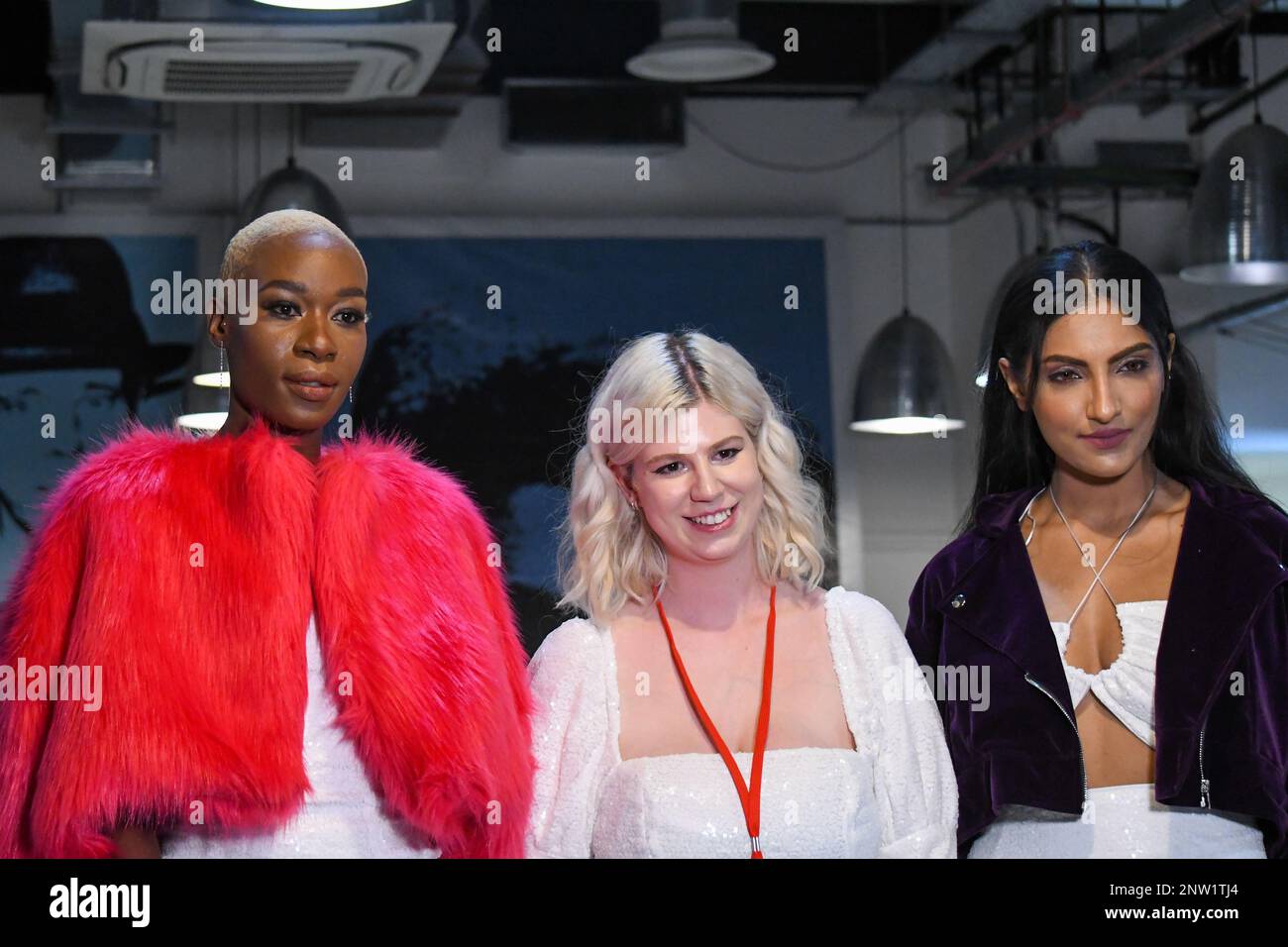 London, Großbritannien, 19. Februar 2023, LAN Fashion Show in Croydon mit dem Londoner Modedesigner Ettie. Ettie ist eine in Großbritannien ansässige Marke für handgefertigte Luxuskleidung, die von Juliette Stephenson gegründet wurde. Ettie ist auf feminine Partykleidung mit Popfarben und lustigen Stoffen spezialisiert. Andrew Lalchan Photography/Alamy Live News Stockfoto