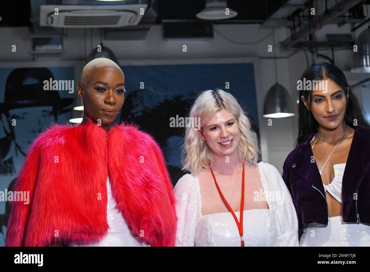 London, Großbritannien, 19. Februar 2023, LAN Fashion Show in Croydon mit dem Londoner Modedesigner Ettie. Ettie ist eine in Großbritannien ansässige Marke für handgefertigte Luxuskleidung, die von Juliette Stephenson gegründet wurde. Ettie ist auf feminine Partykleidung mit Popfarben und lustigen Stoffen spezialisiert. Andrew Lalchan Photography/Alamy Live News Stockfoto