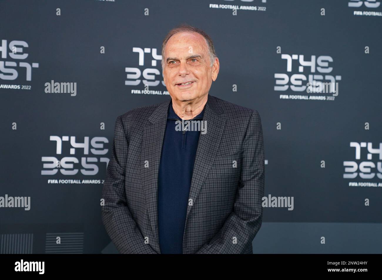 Paris, Frankreich. 27. Februar 2023. Paris, Frankreich, Februar 27. 2023: Avram Grant (israelischer Fußballtrainer) posiert bei den Best FIFA Football Awards 2022 in Salle Pleyel in Paris für ein Foto auf dem Grünen Teppich. (Daniela Porcelli/SPP) Kredit: SPP Sport Press Photo. Alamy Live News Stockfoto