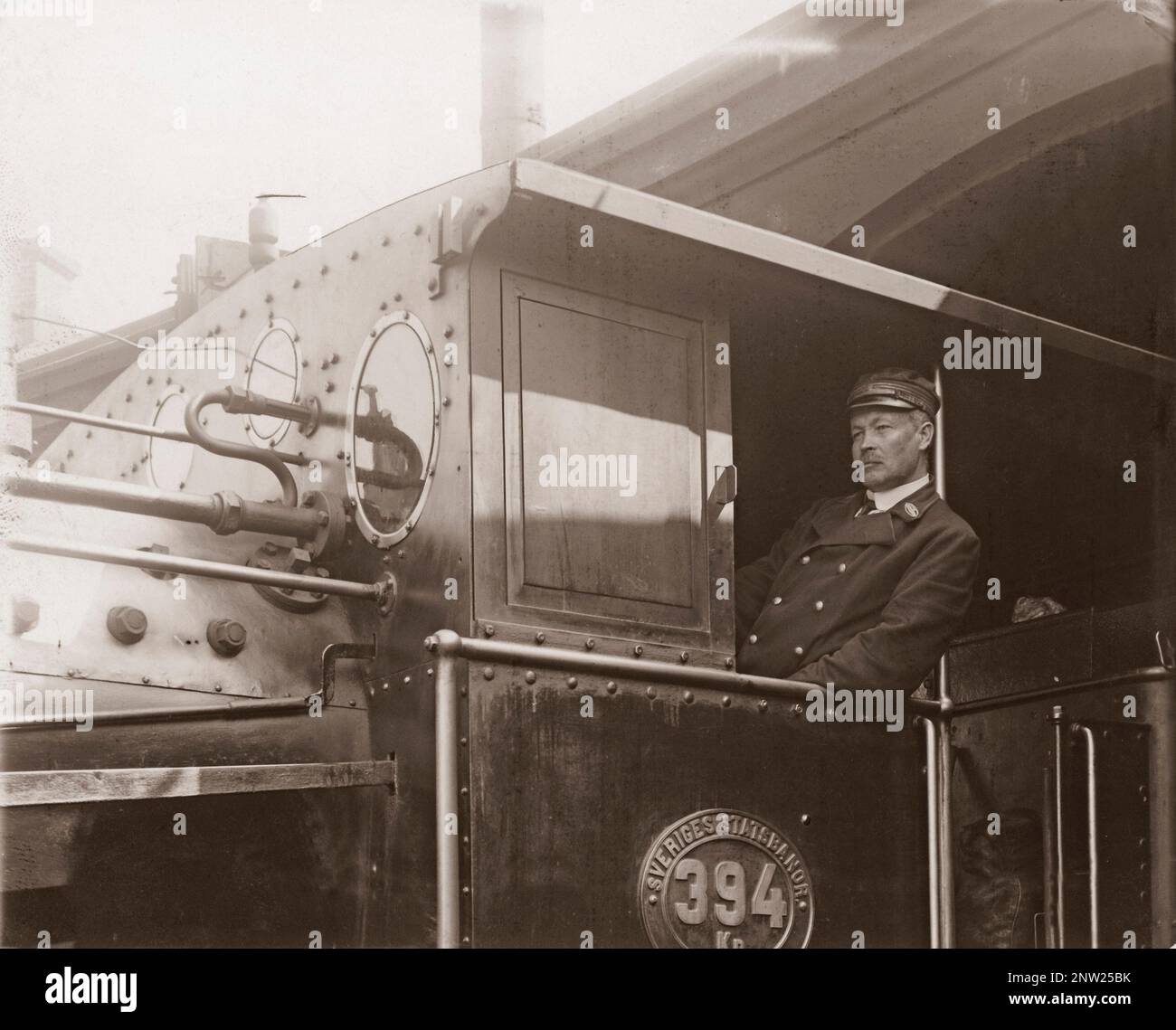 Dampflokomotivfahrer – ein Held. Der Zugführer Bobäck in seiner Lokomotive bildete sich ein Bild, weil er die 70 Zugpassagiere gerettet hat, nachdem er bemerkt hatte, dass die Schienen nicht weit vor ihm beschädigt waren und es geschafft hatte, den laufenden Zug zu stoppen, bevor er 30 Meter hätte fallen sollen. Der Vorfall ereignete sich am 14. juni 1913. Stockfoto