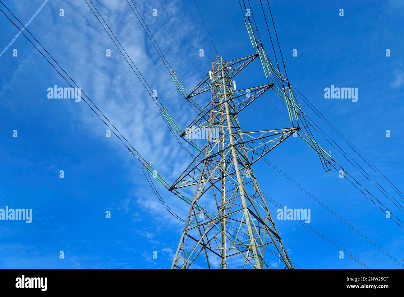 Hochspannungskabel und Strommasten. Stockfoto