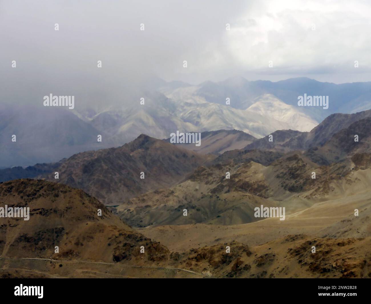 Klettern Sie auf den Khardungla Pass und genießen Sie den Blick auf die Berge des Himalaya, Jammu und Kaschmir, Ladakh, Indien Stockfoto