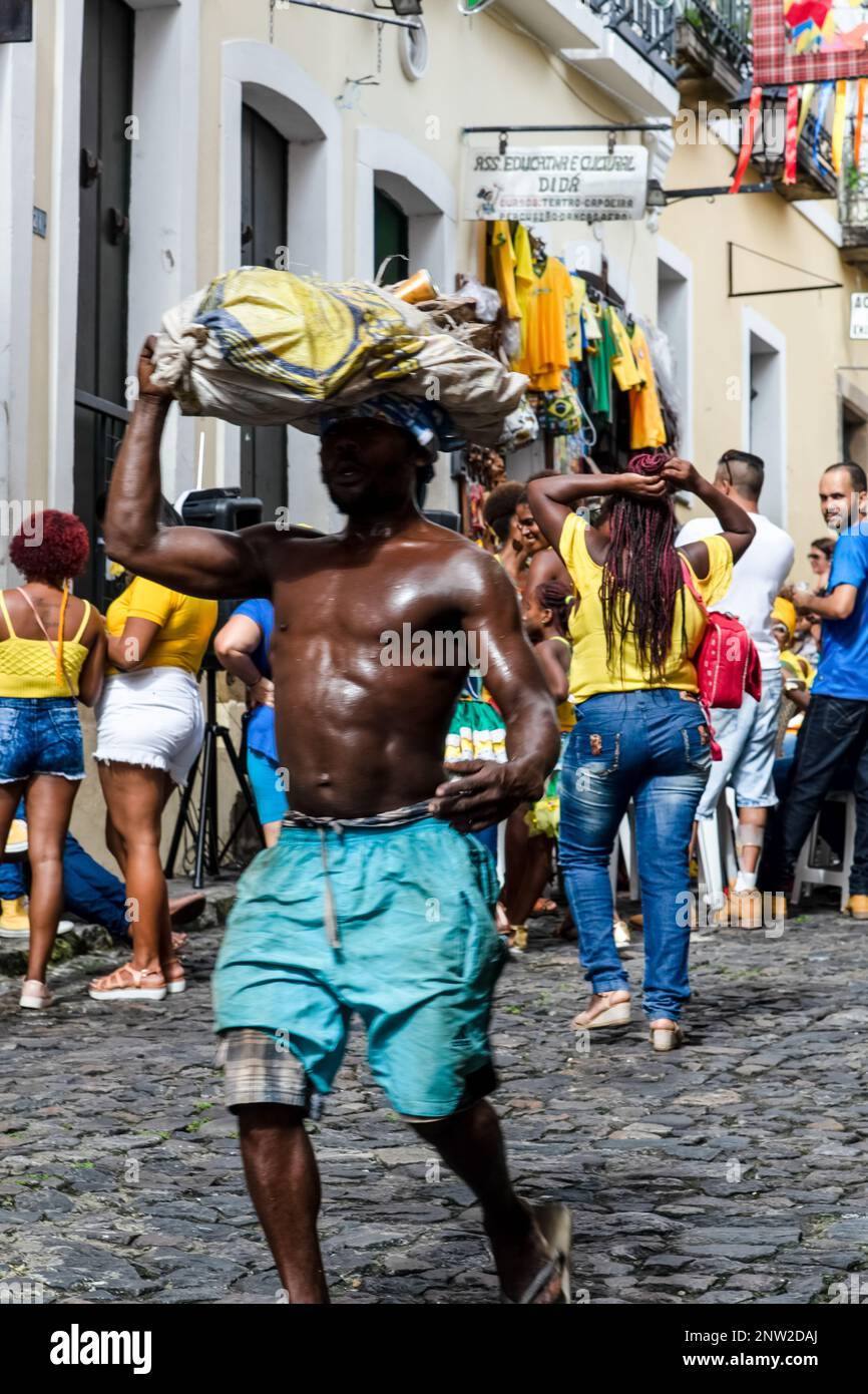 In Salvador, Bahia, sehen Sie Arbeiter, die den Pelourinho-Hang hinuntergehen. Stockfoto