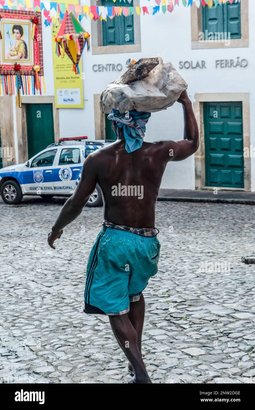 Salvador, Bahia, Brasilien - 22. Juni 2018: Arbeiter werden gesehen, wie sie den Pelourinho-Hang in Salvador, Bahia, hinuntergehen. Stockfoto