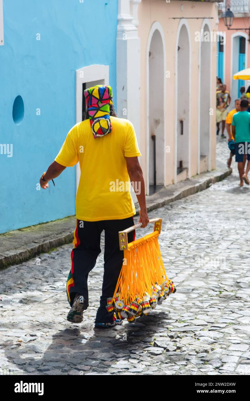 In Salvador, Bahia, sehen Sie Arbeiter, die den Pelourinho-Hang hinuntergehen. Stockfoto