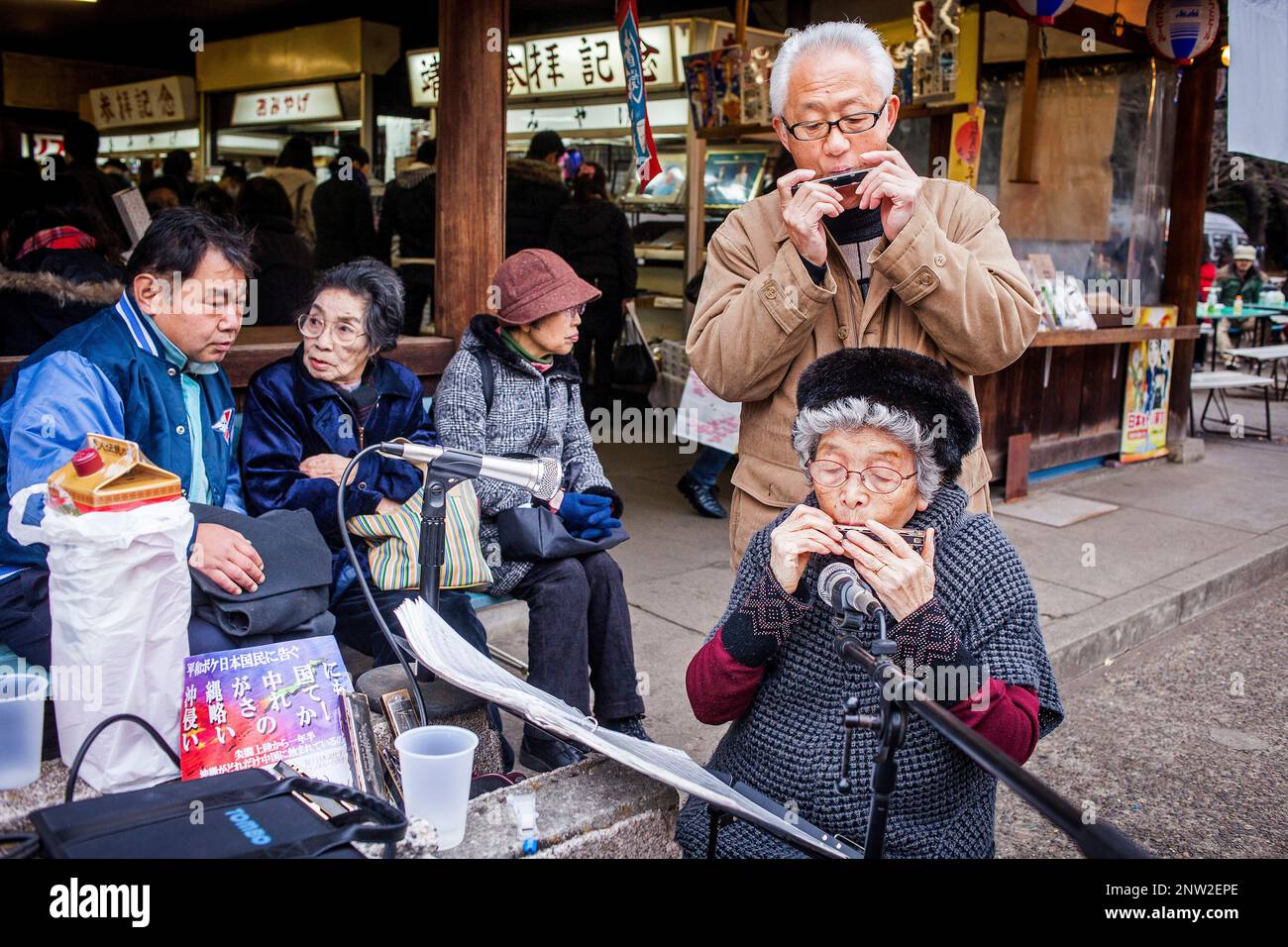 Straßenkünstler, am Haupteingang des Yasukuni-Schreins, Tokio, Japan Stockfoto