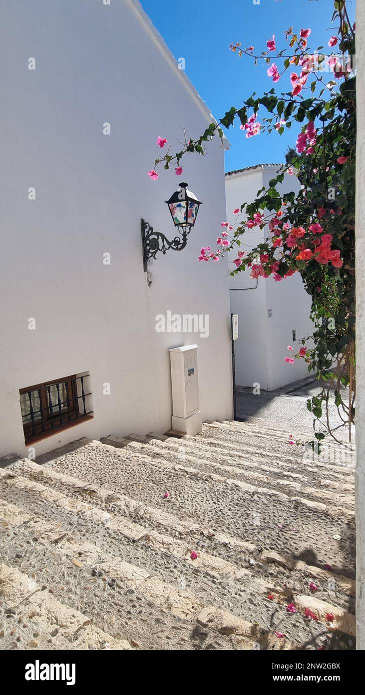Eine atemberaubende Fassade der weißen Häuser in der Smal Street, Altea, Spanien Stockfoto