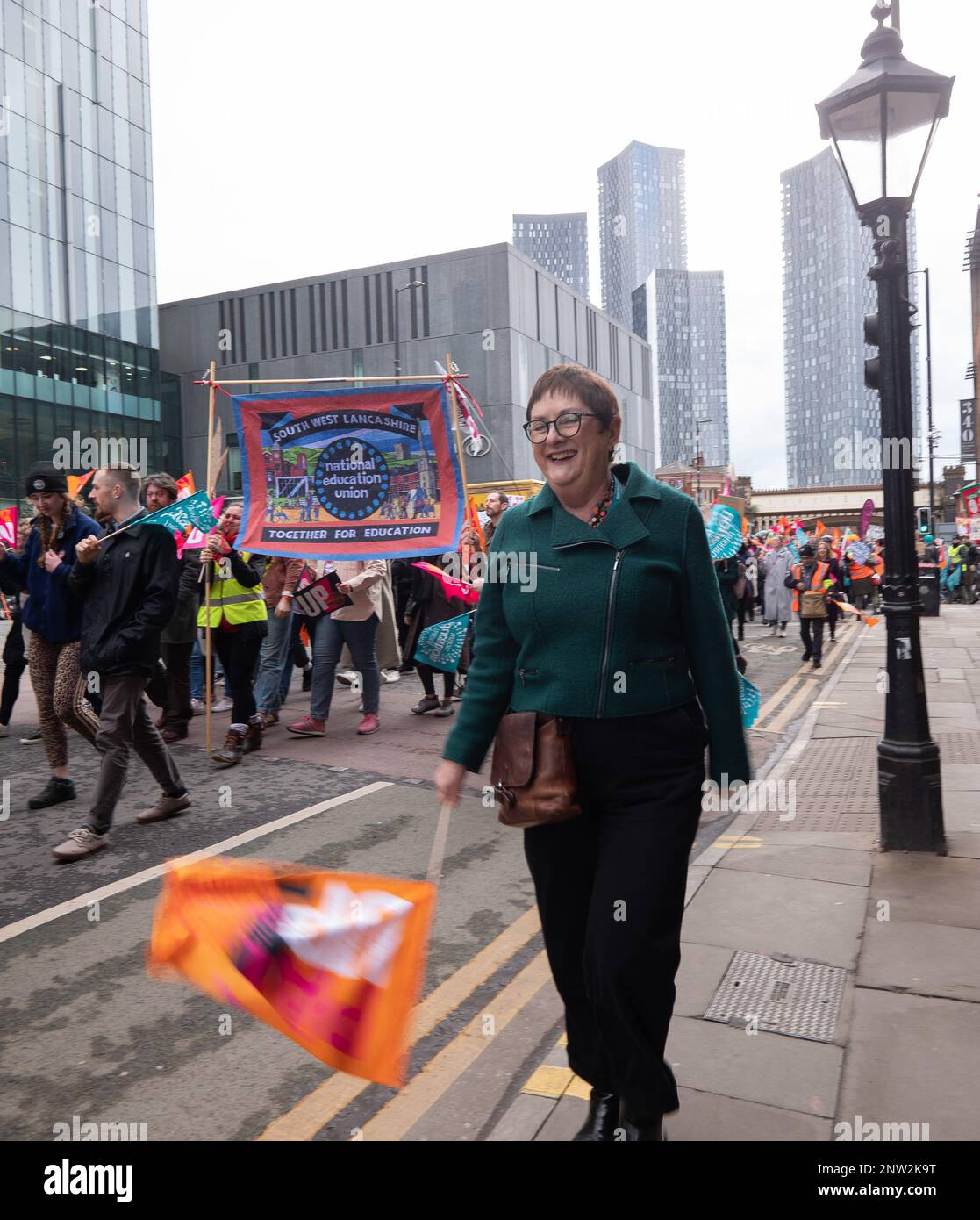 Manchester, UK, 28. Februar 2023, New EU STRIKE und March unter der Leitung von Mary Bousted, Joint General-Secretary der National Education Union, die vor der Menge sprach. Lehrer im Großraum Manchester gehen heute am 28. Februar 2023 inmitten eines anhaltenden Streits zwischen einer Bildungsunion und der Regierung aus. Mehr als 12.000 Mitglieder der National Education Union (neu) im Großraum Manchester werden heute (Februar 28) zu den Streitkräften zählen. Am Dienstag streiken die Lehrer in Nordengland, gefolgt von Mitgliedern in den Midlands und EA Stockfoto