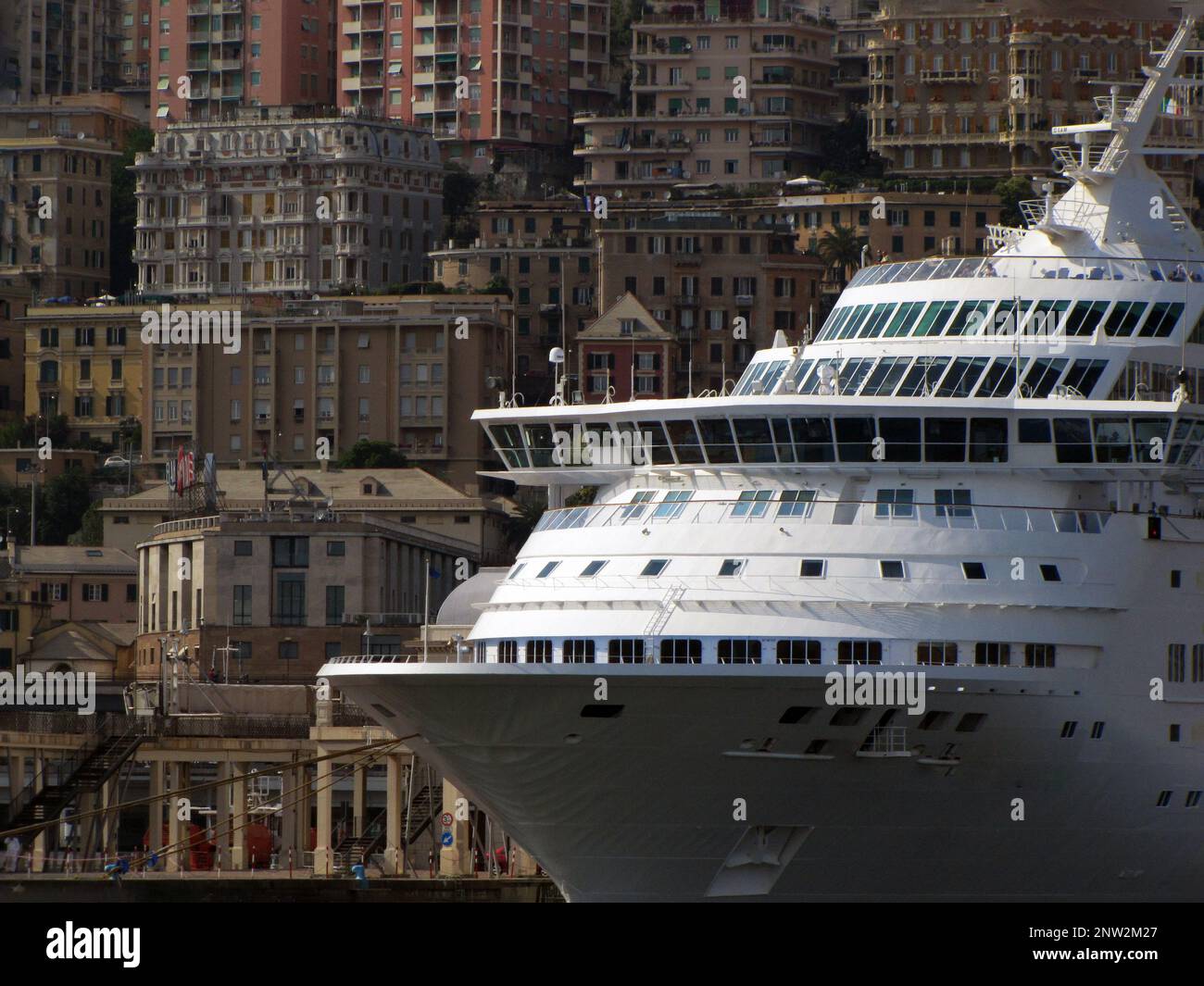 Ein Schiff mit der Stadt im Hintergrund, Genua, Italien Stockfoto