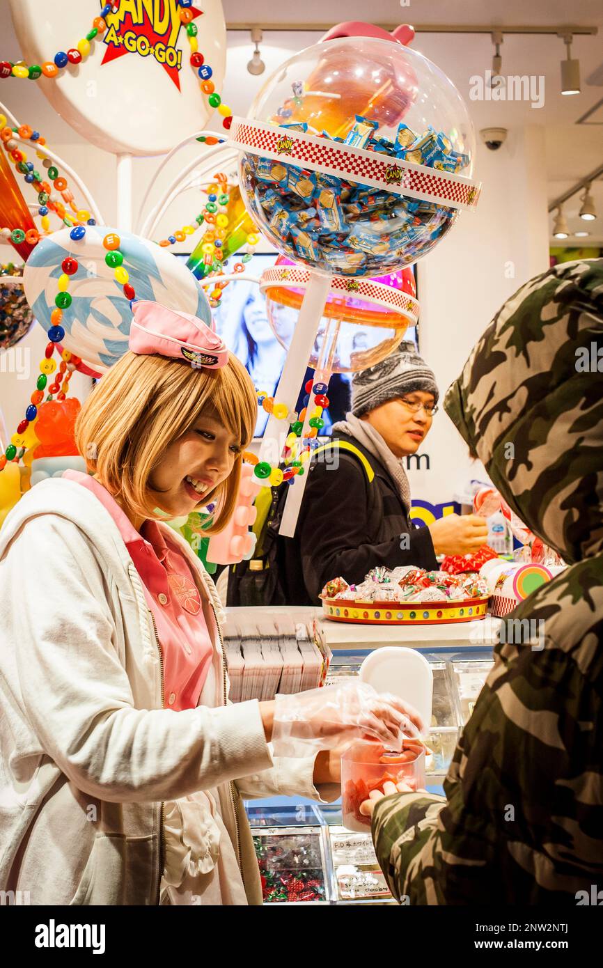 Verkäuferin, Süßigkeiten-Shop in Takeshita Dori, Tokyo, Japan Stockfoto