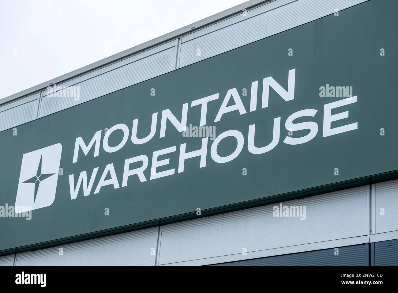 Nahaufnahme des Mountain Warehouse Shop-Schilds an der Außenwand von Großbritannien Stockfoto