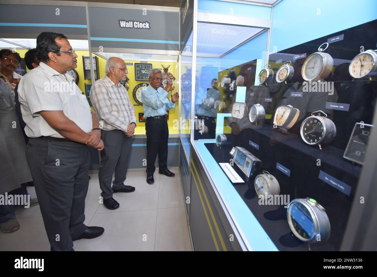 Kalkutta, Westbengalen, Indien. 28. Februar 2023. Eine Ausstellung zum Thema „technologische Evolution von Zeiterfassungsgeräten“ für 16 Tage (28. Februar bis 15. März 2023) anlässlich des Indischen Nationaltags der Wissenschaft wird von Tapas Kumar Bose (R), Noted Collector, in Anwesenheit von Dr. Bhupati Chakrabarti (M), ehemaliger Leiter der Abteilung für Physik, Universität Kalkutta und Subhabrata Chaudhuri (L), Direktor, Birla Industrial & Technological Museum (BITM), Kalkutta. Im BITM werden rund 250 Uhren und Uhren aus den frühen 1920er Jahren ausgestellt. (Kreditbild Stockfoto