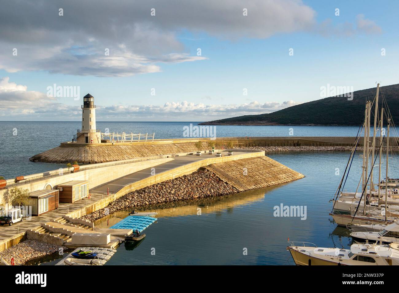 Blick auf den Leuchtturm bei Sonnenuntergang im neuen exklusiven Resort Luštica Bay, Montenegro Stockfoto