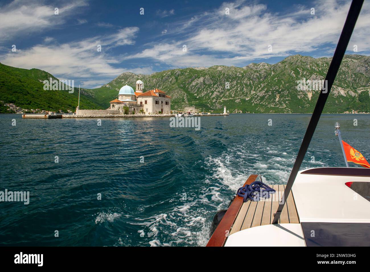 Die meistfotografierte Insel unserer Lieben Frau vom Felsen, vor der Küste von Perast in der Bucht von Kotor. Der Legende nach war diese künstliche Insel verrückt Stockfoto