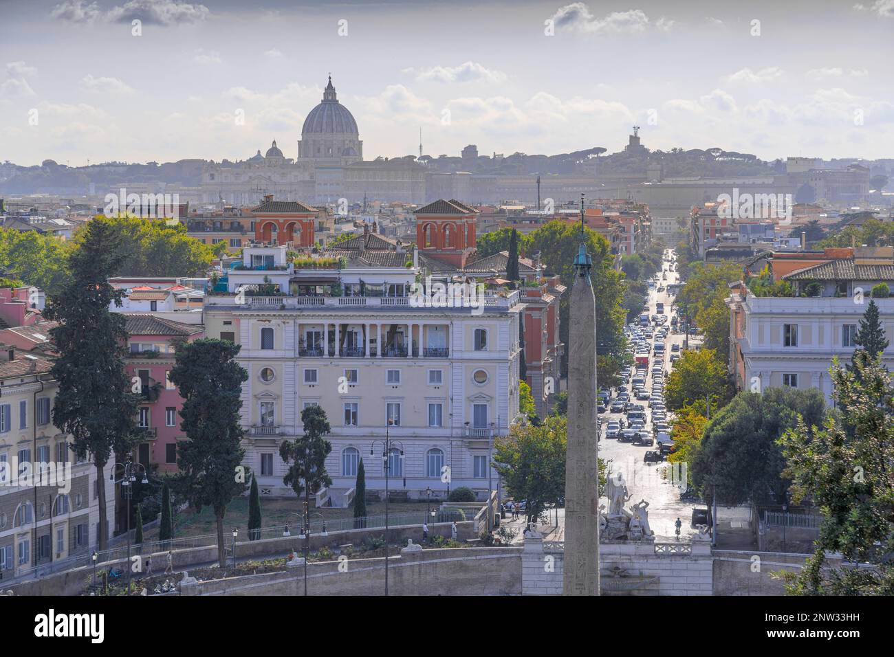 Skyline von Rom von der Terrasse des Pincio: Im Vordergrund der ägyptische Obelisk von Sety und der Neptun-Brunnen auf der Piazza del Popolo. Stockfoto