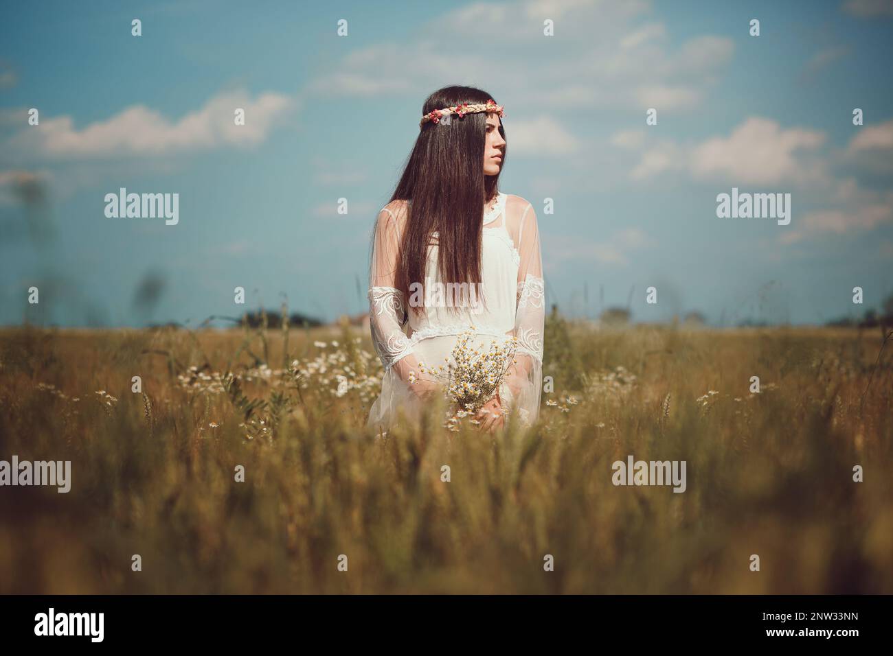 Schöne Braut mit Blumen in der Hand Stockfoto
