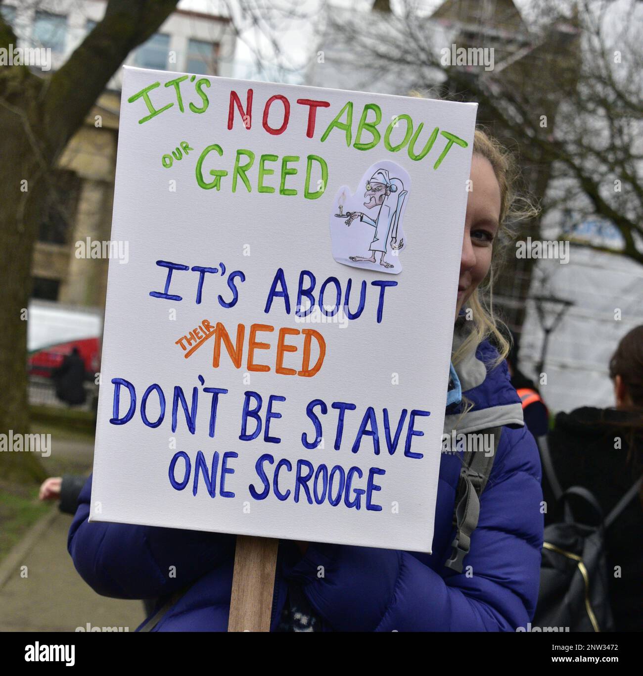 Manchester, Vereinigtes Königreich, 28. Februar 2023. Markante Lehrer, die Mitglieder der National Education Union (neu) im Norden Englands im All Saints Park im Zentrum von Manchester, Großbritannien, sind. Diese Kundgebung folgt einem marsch durch die Stadt. Man geht davon aus, dass die meisten Schulen den Zugang zu Schülern beschränken oder ganz schließen werden. Es wird erwartet, dass über 300.000 Lehrer in drei Tagen ab Februar 28 streiken werden, um eine Lohnerhöhung von zwölf Prozent zu fordern. Kredit: Terry Waller/Alamy Live News Stockfoto