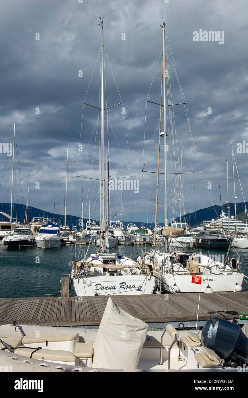 Die Küste in Porto Montenegro, ein Full-Service-Superyacht-Jachthafen in der UNESCO-geschützten Bucht von Kotor Stockfoto