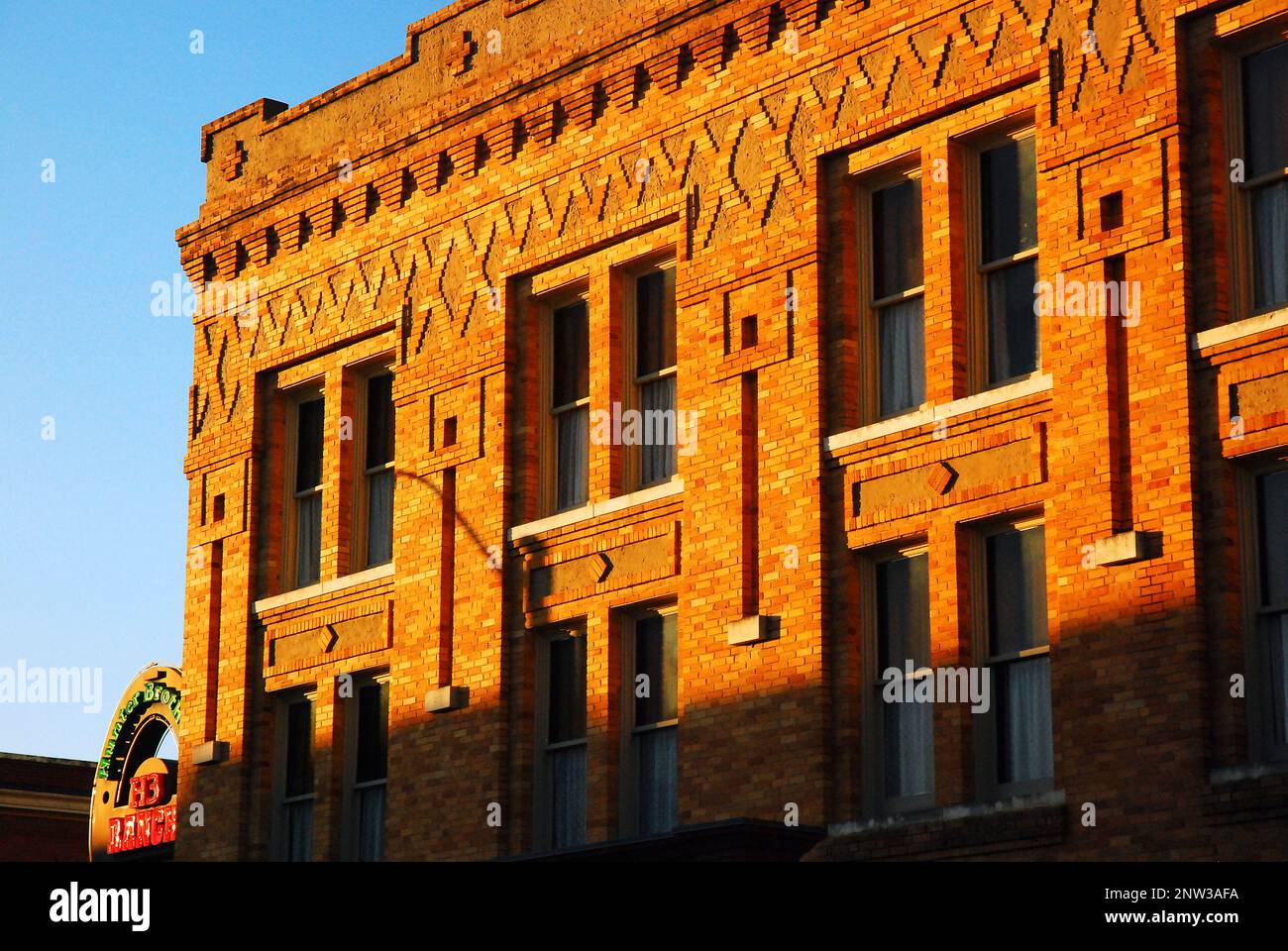 Das letzte Licht eines historischen Gebäudes in Fort Worth, Texas Stockfoto