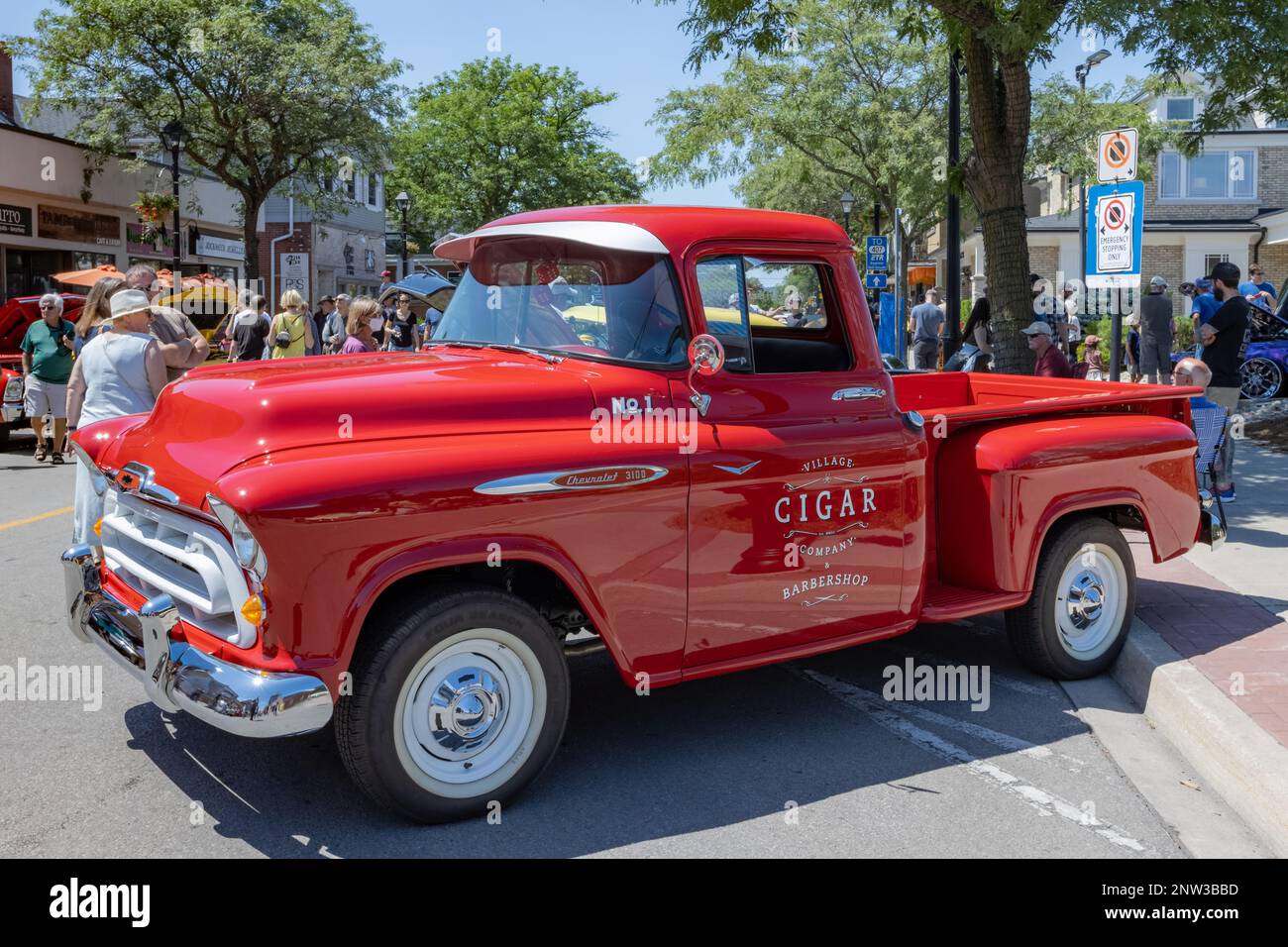 Burlington, ON, Kanada 9. Juli 2022: Red Chevrolet 3100 Truck in Burlington Car Show. Erste Autoausstellung nach dem COVID19-km-Ausbremsen. Stockfoto