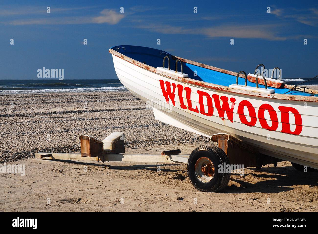 Ein Rettungsboot auf dem Sand von Wildwood, New Jersey Stockfoto