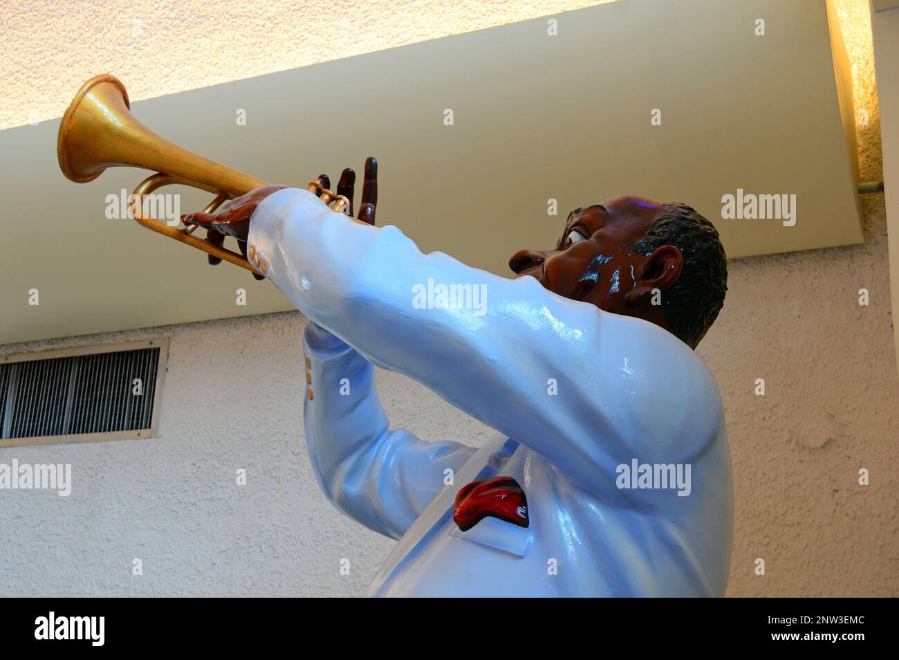 Eine Skulptur der Jazzlegende Louis Armstrong mit Trompetenhorn steht im Terminal des New Orleans International Airport Stockfoto