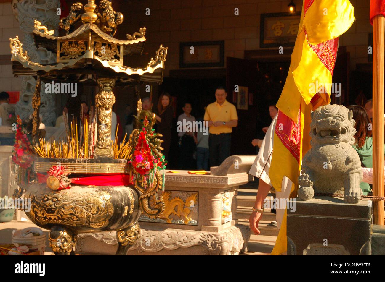 Eine Laterne und Skulpturen umgeben einen buddhistischen Tempel während der Feierlichkeiten zum Mondneujahr in Chinatown, Los Angeles Stockfoto