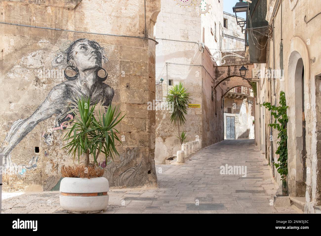 Street Art in einer ruhigen Straße von Grottaglie, Apulien, Italien Stockfoto