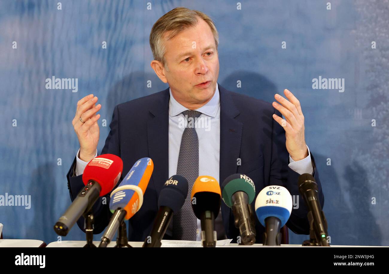 Schwerin, Deutschland. 28. Februar 2023. Heiko Geue (SPD), Finanzminister des Bundesstaates Mecklenburg-Vorpommern, spricht auf der staatlichen Pressekonferenz über die Angelegenheit mit Steuerakten der umstrittenen Climate Foundation MV. Zuvor hatte die Climate Foundation die Regierung vom Steuergeheimnis ausgenommen. Kredit: Bernd Wüstneck/dpa/Alamy Live News Stockfoto