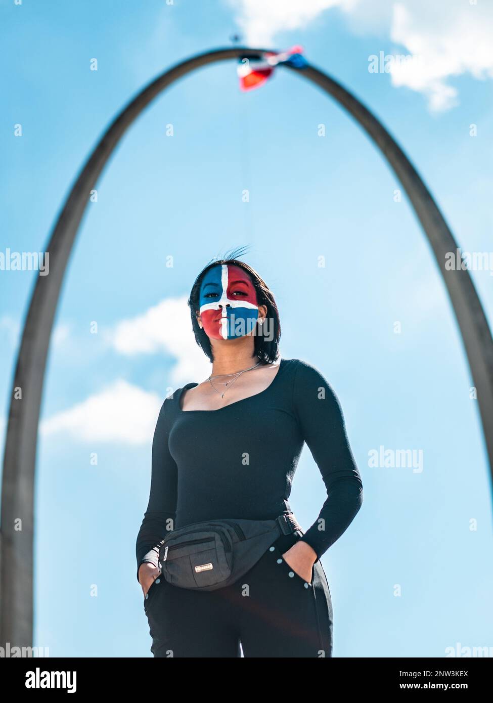 Dominikanische Frau in der Mitte des Flaggenplatzes in Santo Domingo. Stockfoto