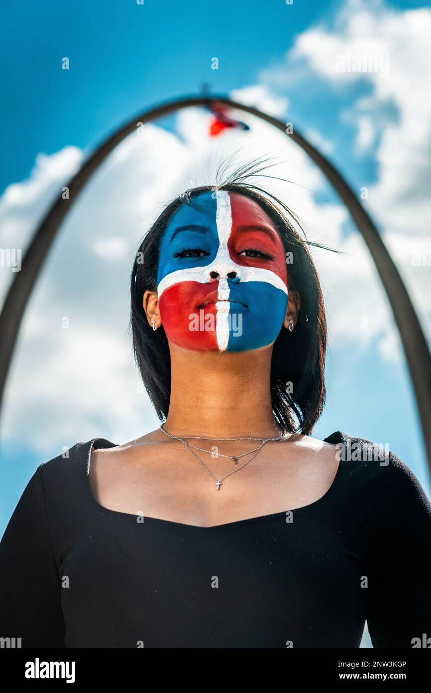 Dominikanische Frau in der Mitte des Flaggenplatzes in Santo Domingo. Stockfoto