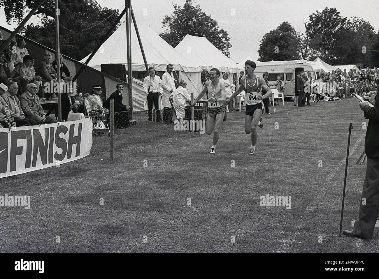 1988, historisches, nahes Ziel am Ende eines Park-Running-Rennens, bei dem zwei männliche Läufer um die Linie kämpfen, England, Großbritannien. Stockfoto