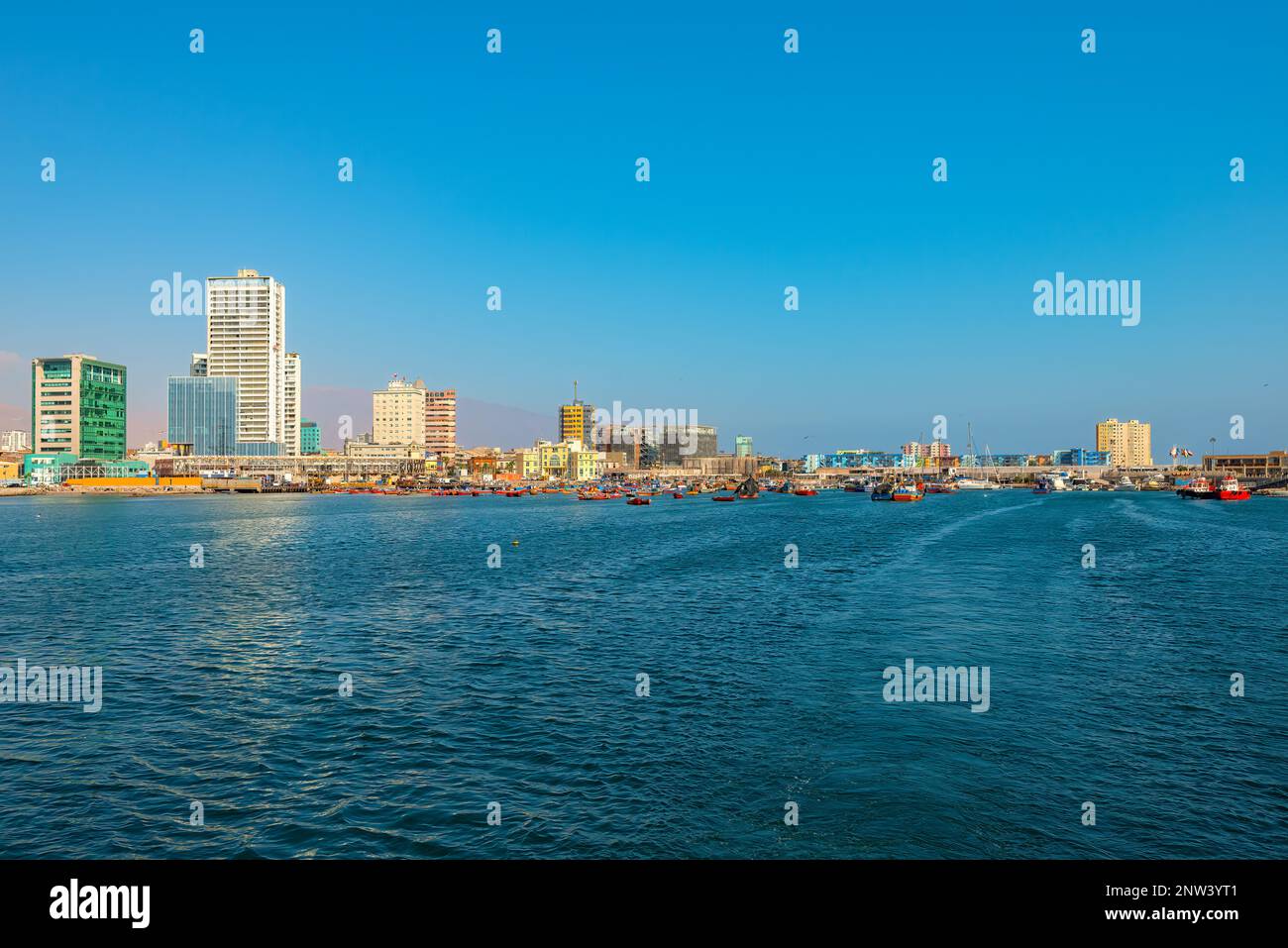 Skyline der Innenstadt und Yachthafen von Iquique vom Meer, Chile Stockfoto