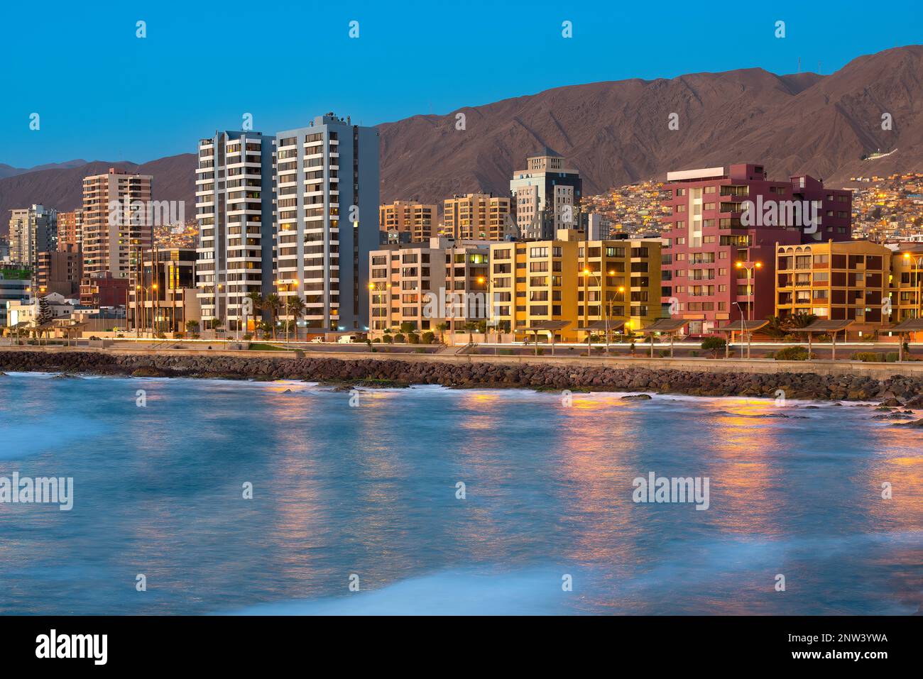Panoramablick auf die Küste von Antofagasta, bekannt als die Perle des Nordens und die größte Stadt in der Bergbauregion von Nordchile. Stockfoto