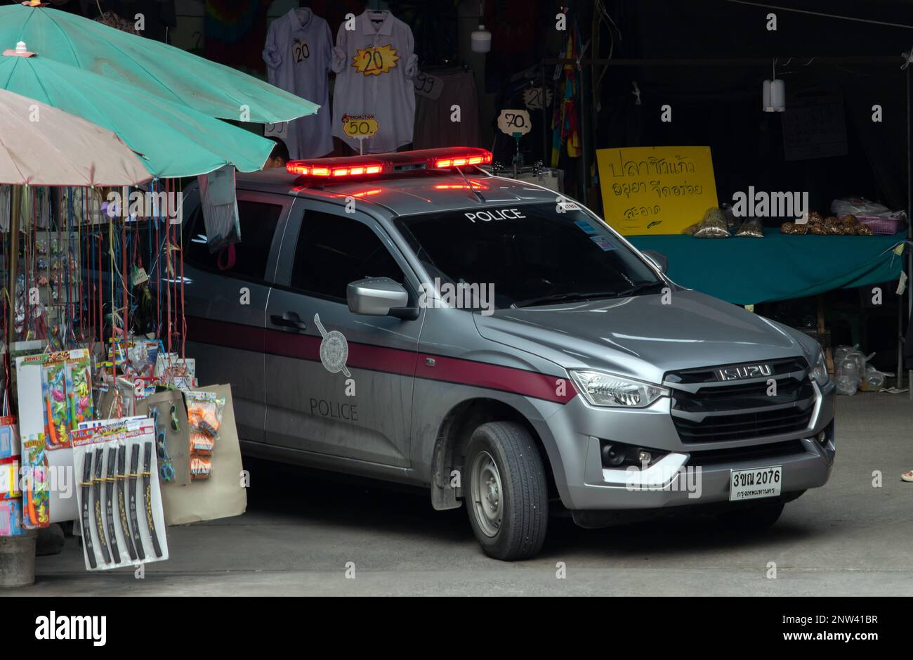 SAMUT PRAKAN, THAILAND, FEBRUAR 17 2023, Ein Polizeiabholer mit einem Warnsignal fährt durch den Markt Stockfoto