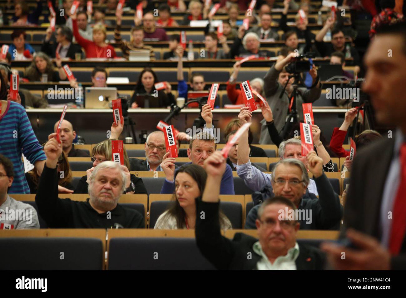 Die Deligenen des LINKEN-Parteitages stimmen ab. Stockfoto