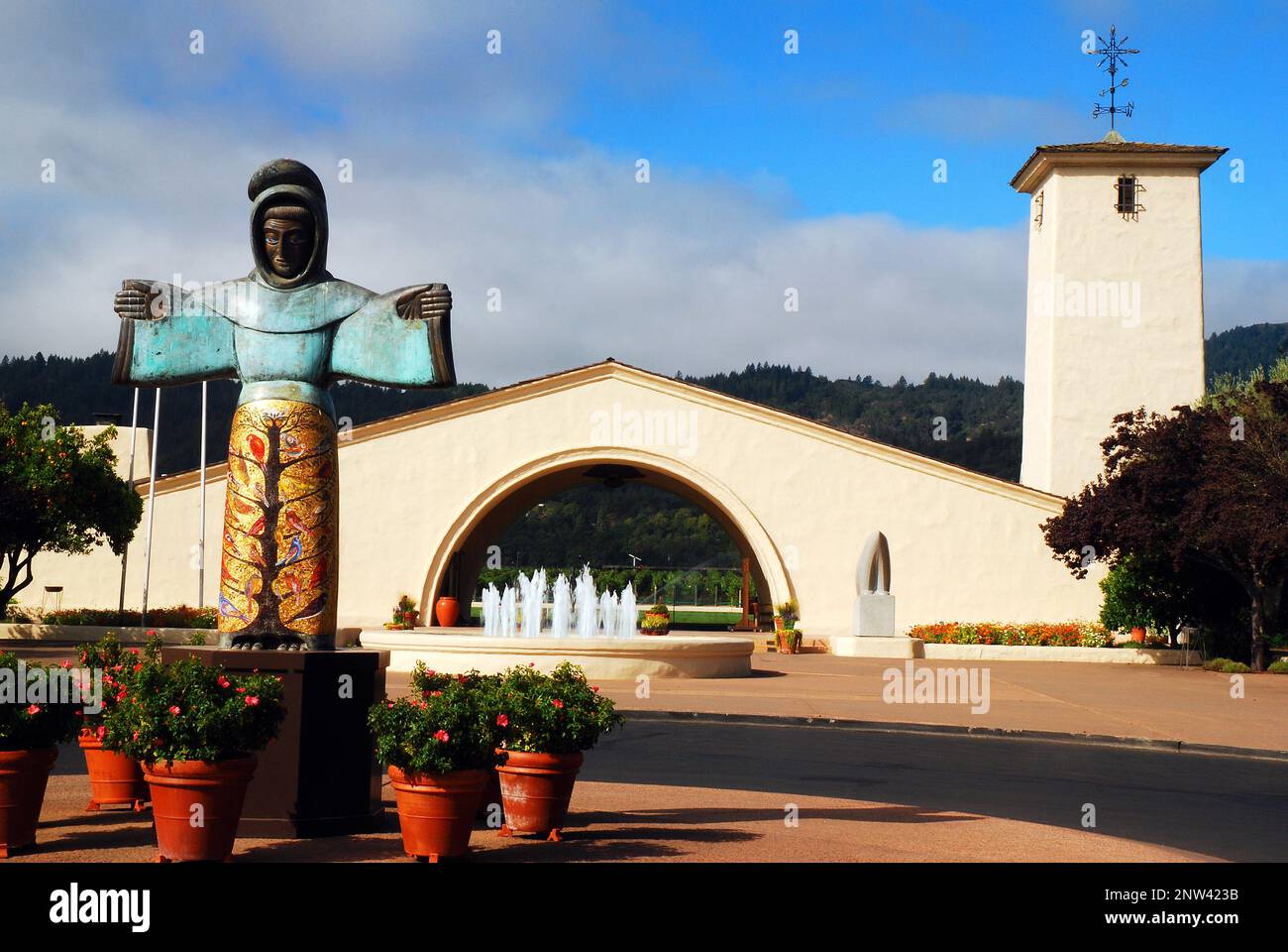 Eine Skulptur des Heiligen Franziskus vor dem Weingut Robert Mondavi, Napa Valley Stockfoto
