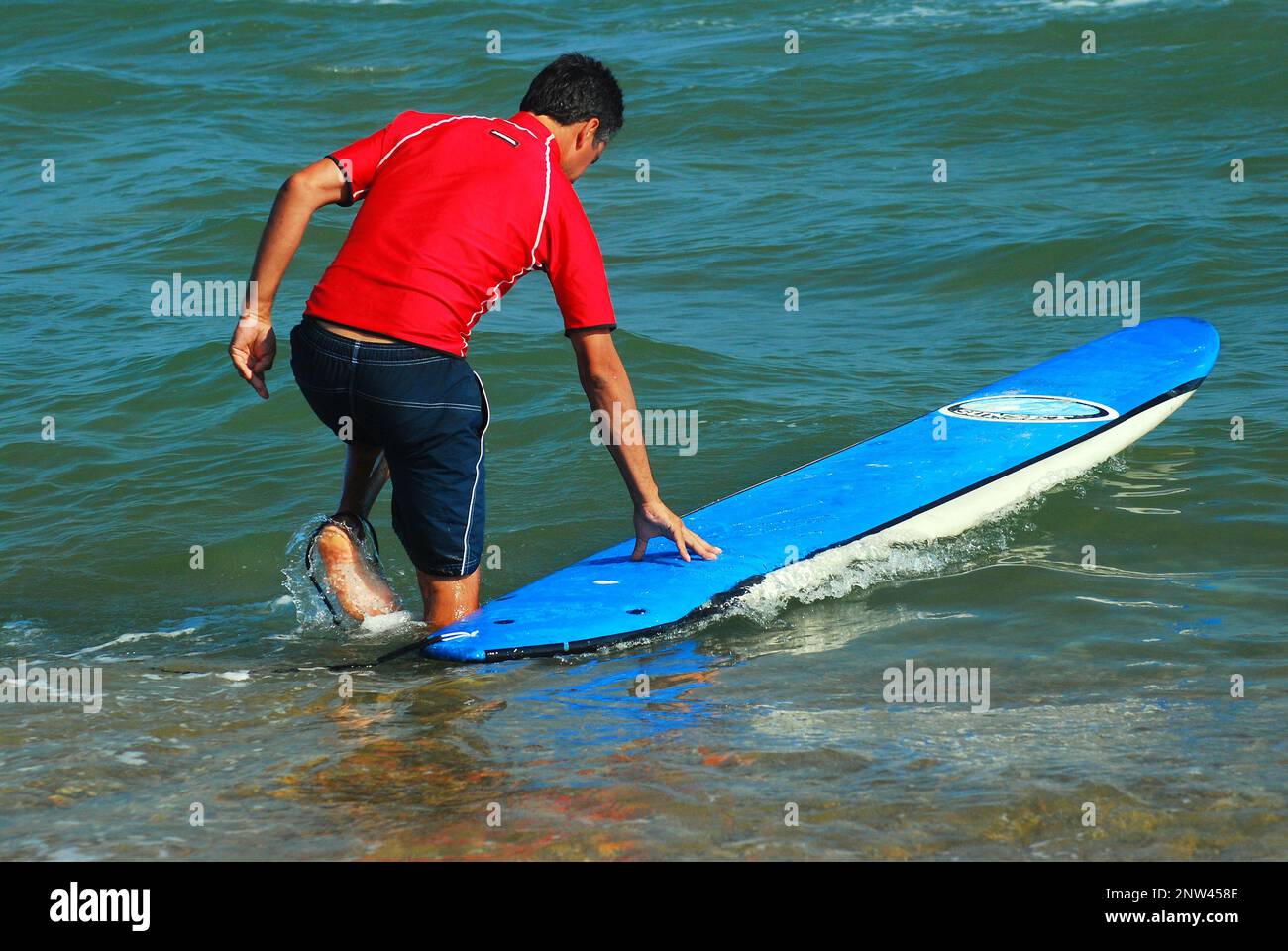 Erwachsener Mann bereitet sich auf den Waveson am Strand in Montauk, Long Island, vor Stockfoto