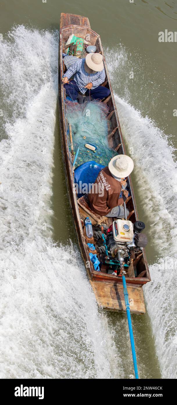 SAMUT PRAKAN, THAILAND, FEBRUAR 23 2023, Fischer segeln auf einem Boot mit Fischernetzen Stockfoto
