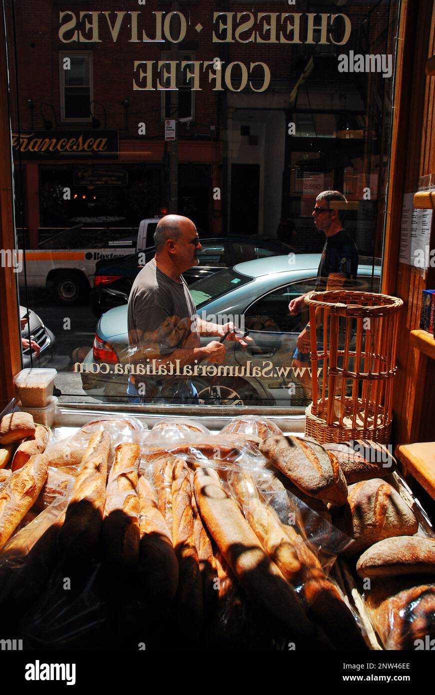 Baguettes und Brötchen in einem kleinen Laden in Boston Stockfoto