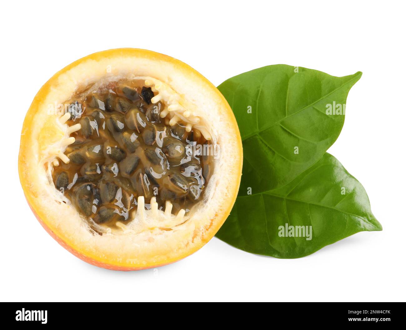 Die Hälfte köstliches Granadilla mit Blättern, isoliert auf weiß Stockfoto