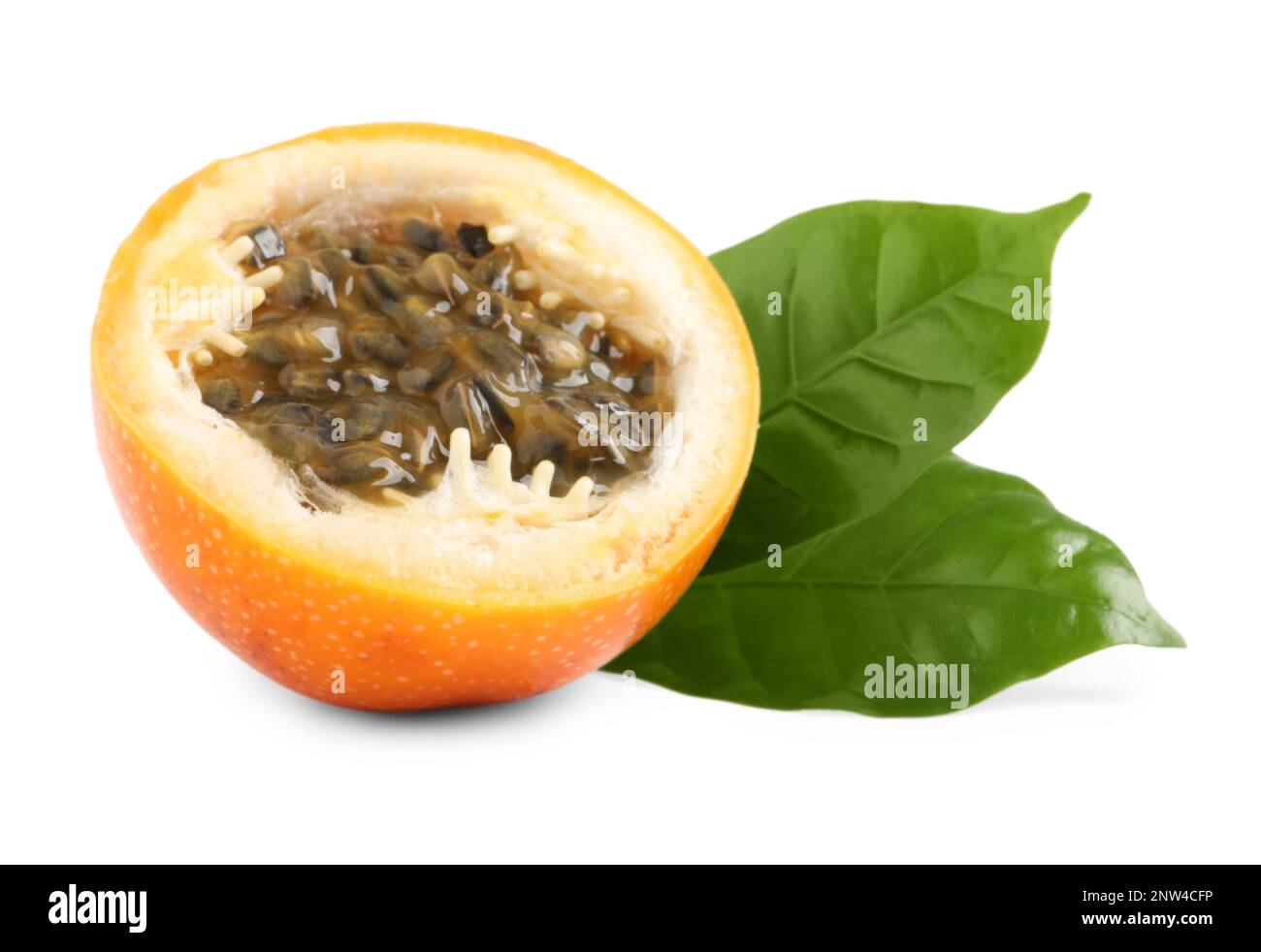 Die Hälfte köstliches Granadilla mit Blättern, isoliert auf weiß Stockfoto