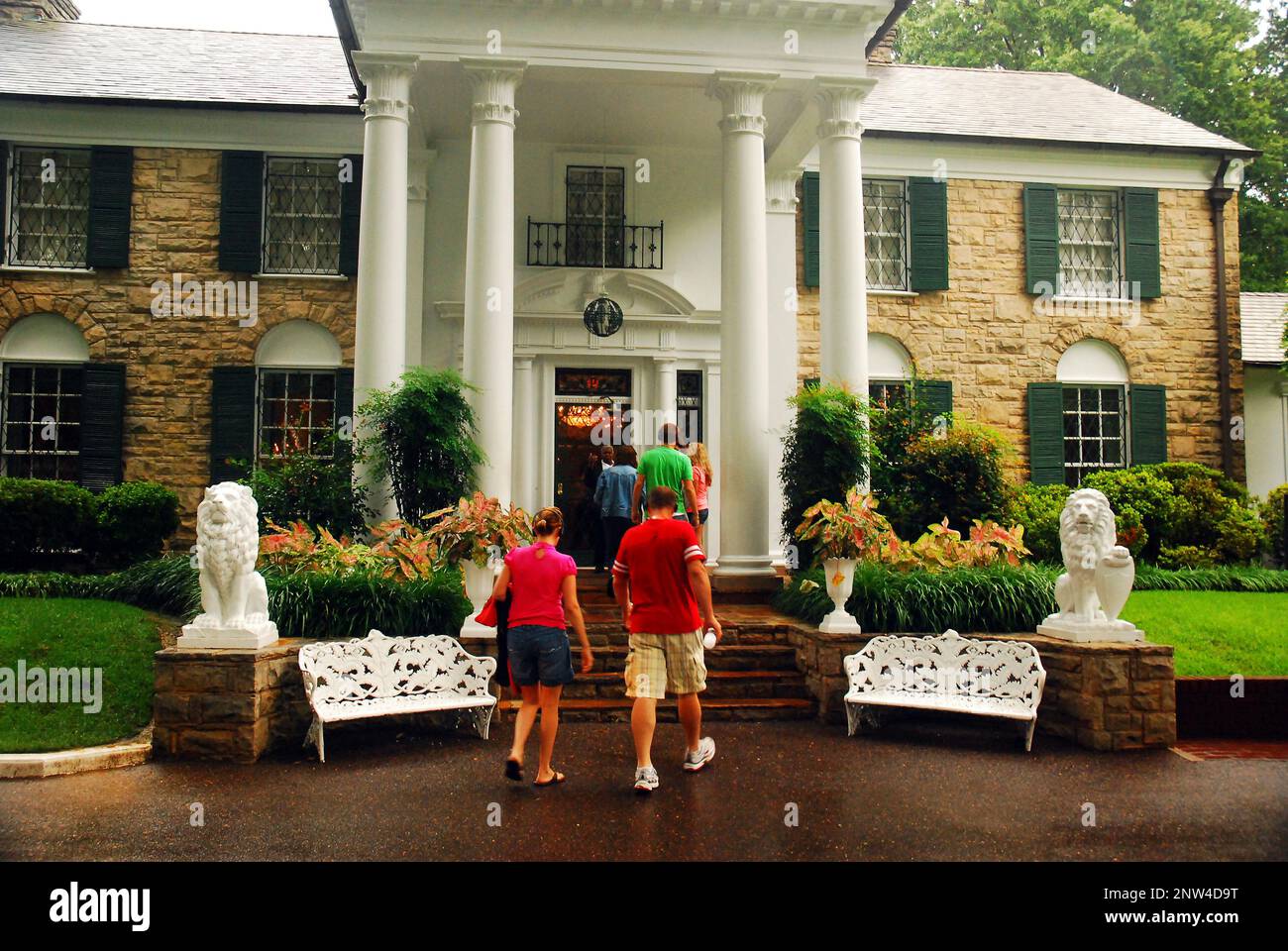 Tour-Gruppe Perpares nach Graceland, dem ehemaligen Zuhause von Elvis Presely Stockfoto