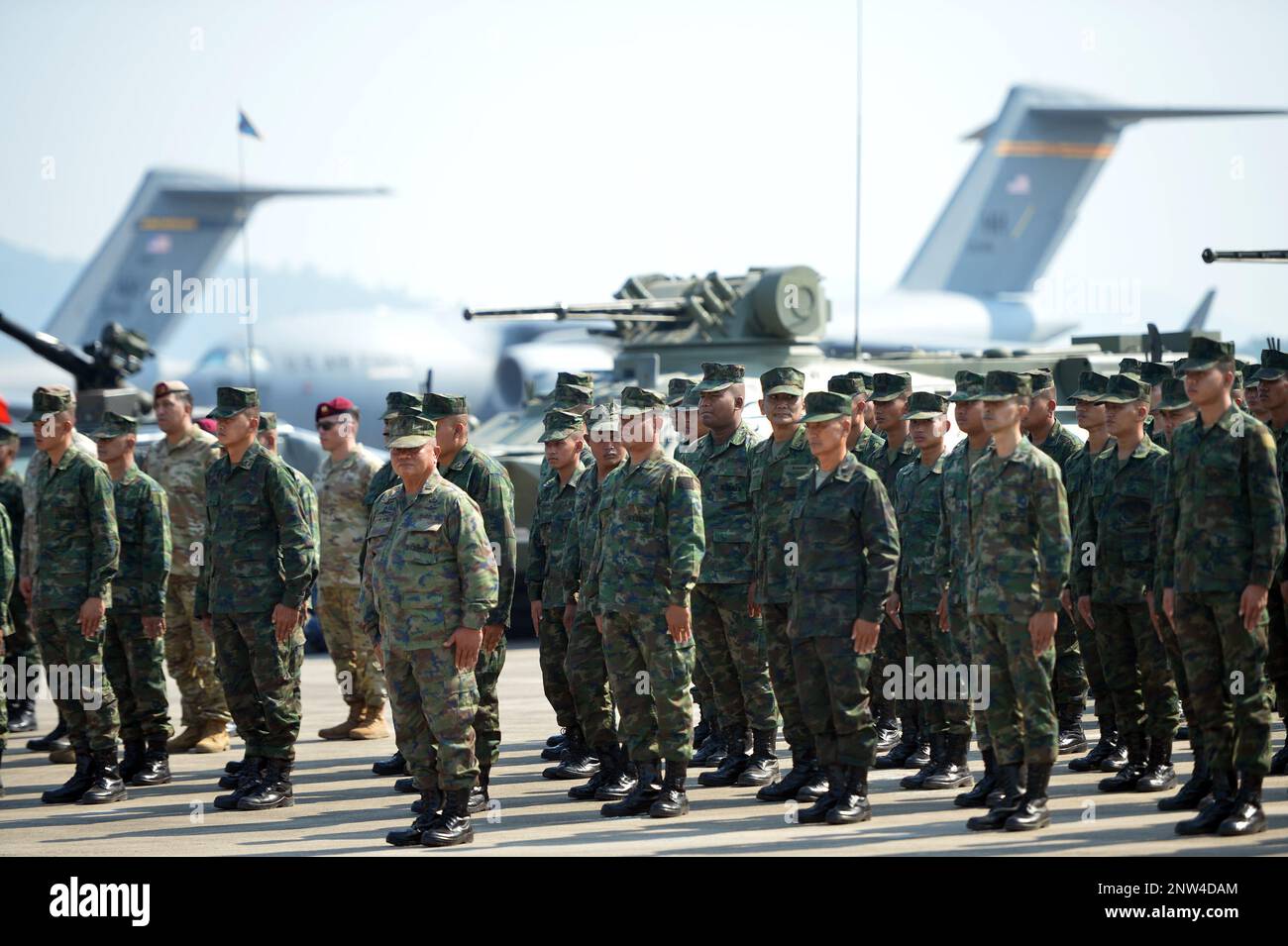 Rayong, Thailand. 28. Februar 2023. Militärpersonal nimmt am 28. Februar 2023 an der Eröffnungszeremonie auf dem Flugplatz der US-amerikanischen Marine U-Tapao Thai in der Provinz Rayong, Thailand, Teil. Nach Angaben der thailändischen Streitkräfte wird die multinationale Übung Cobra Gold 2023 von Februar 27 bis März 10 stattfinden, mit den Kernübungen, einschließlich Kommandoposten, humanitärer Bürgerhilfe und Feldübungen. Die Übung ist auch wieder im vollen Maßstab, mit der Rückkehr zur Normalität nach der Pandemie. Kredit: Rachen Sageamsak/Xinhua/Alamy Live News Stockfoto