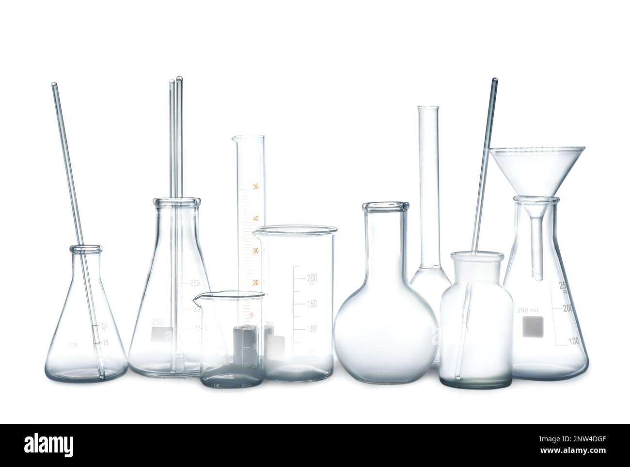 Reinigen Sie leere, auf weiß isolierte Laborglasgeräte Stockfoto