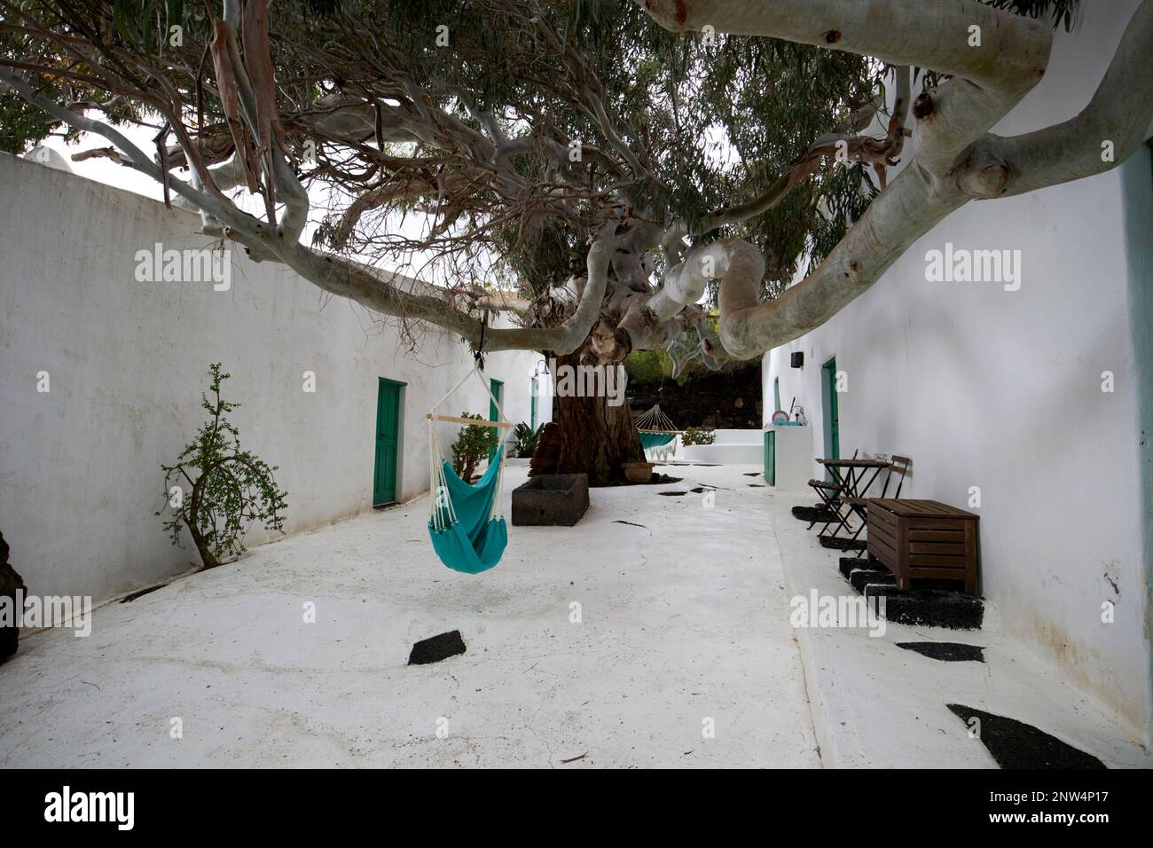 Innenhof eines traditionellen Finca-Bauernhauses, weiß getünchtes historisches Gebäude in Lanzarote, Kanarische Inseln, Spanien der Innenhof hat einen geneigten Zufluchtsort Stockfoto